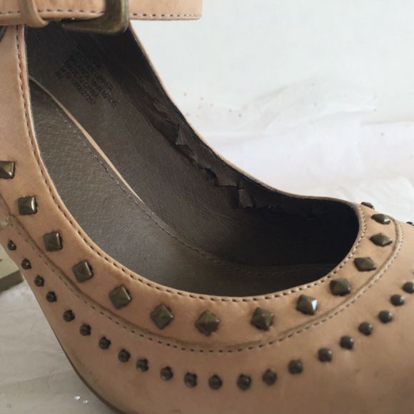B Makowsky Tan Leather Studded Mary Jane Pump Heels -Size 8 Sasha Round Toe Y2K - Picture 10 of 11
